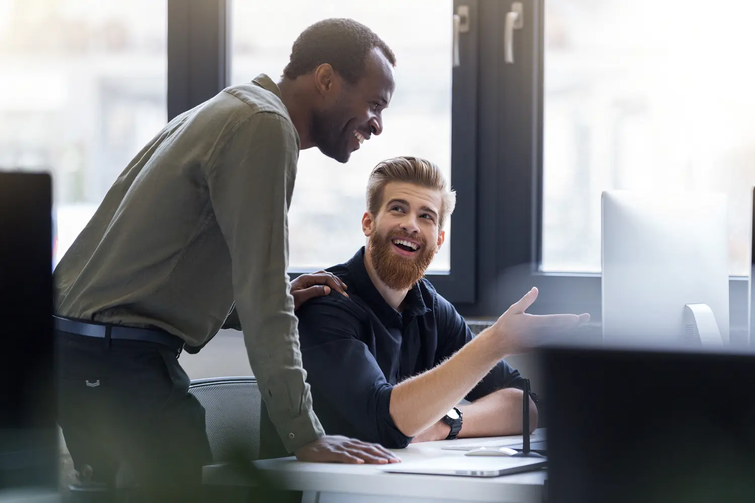 Pessoas segurando papéis para fazer requerimento de empresário individual em um escritório.